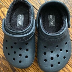 Toddler Crocs. Black. Fuzzy lining. EUC. 8C